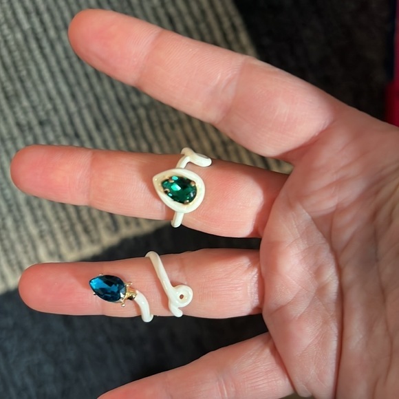 White enamel swirly ring With statement stone - Picture 3 of 5